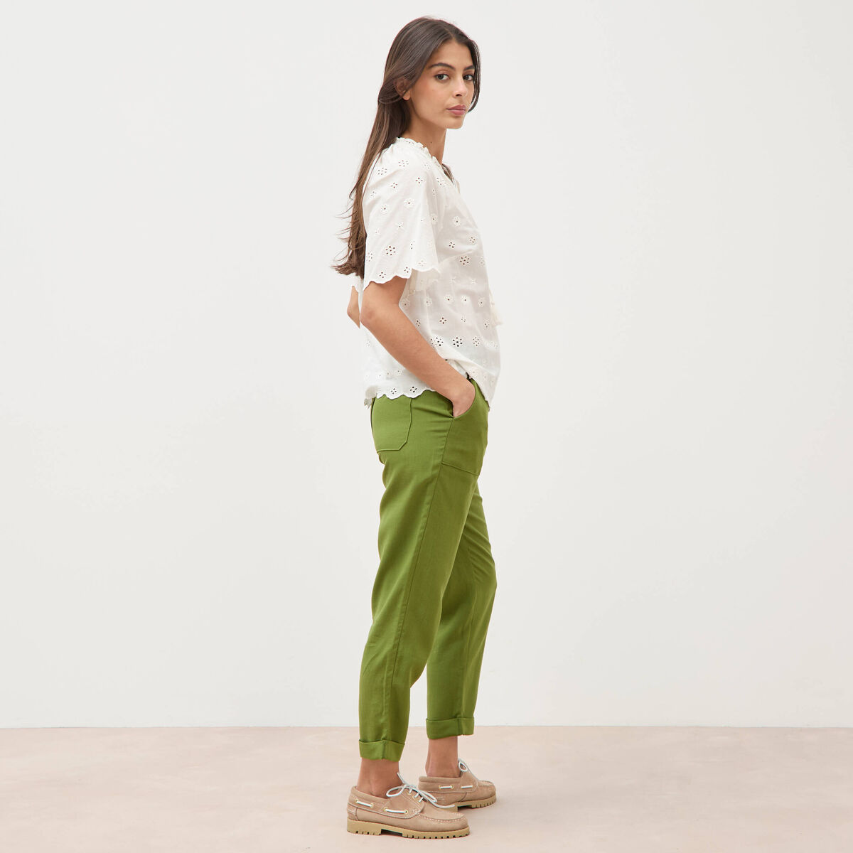 Blouse col v manches 3/4 en coton brod&eacute;e ecru femme