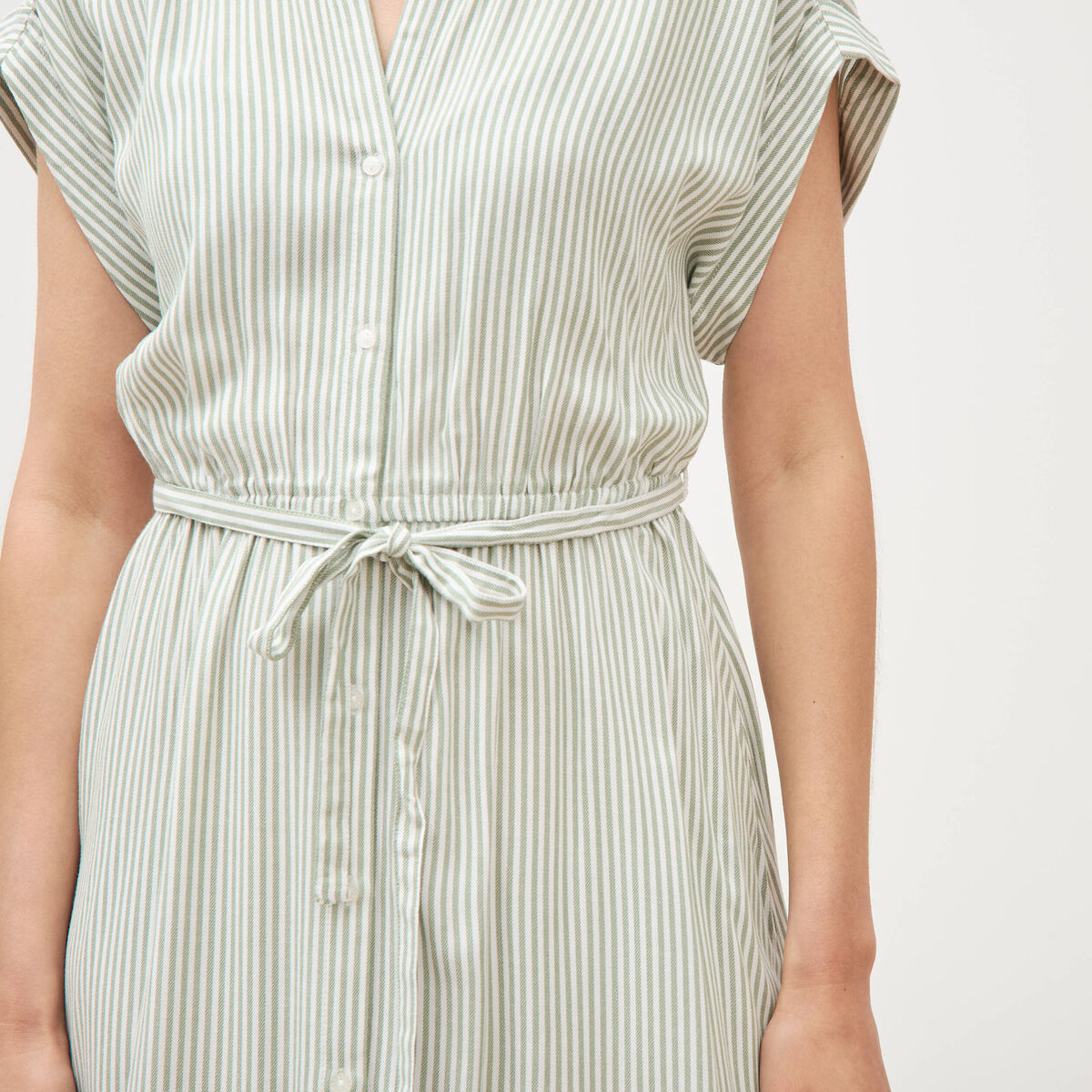 Robe longue &eacute;vas&eacute;e ceintur&eacute;e vert olive femme