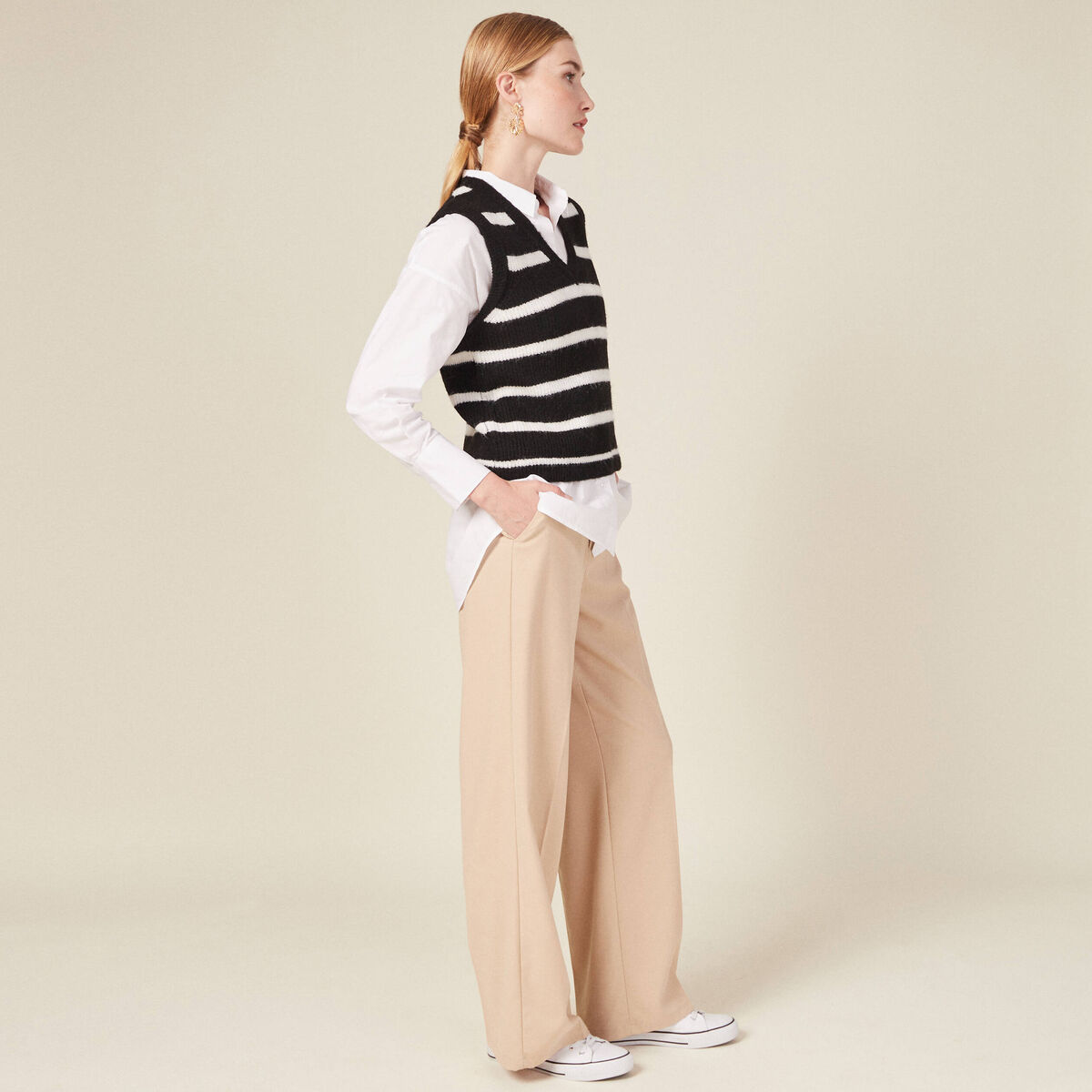 Pull droit court sans manches col v noir femme