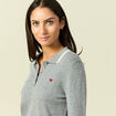 Polo manches longues avec c&oelig;ur brod&eacute; gris clair femme