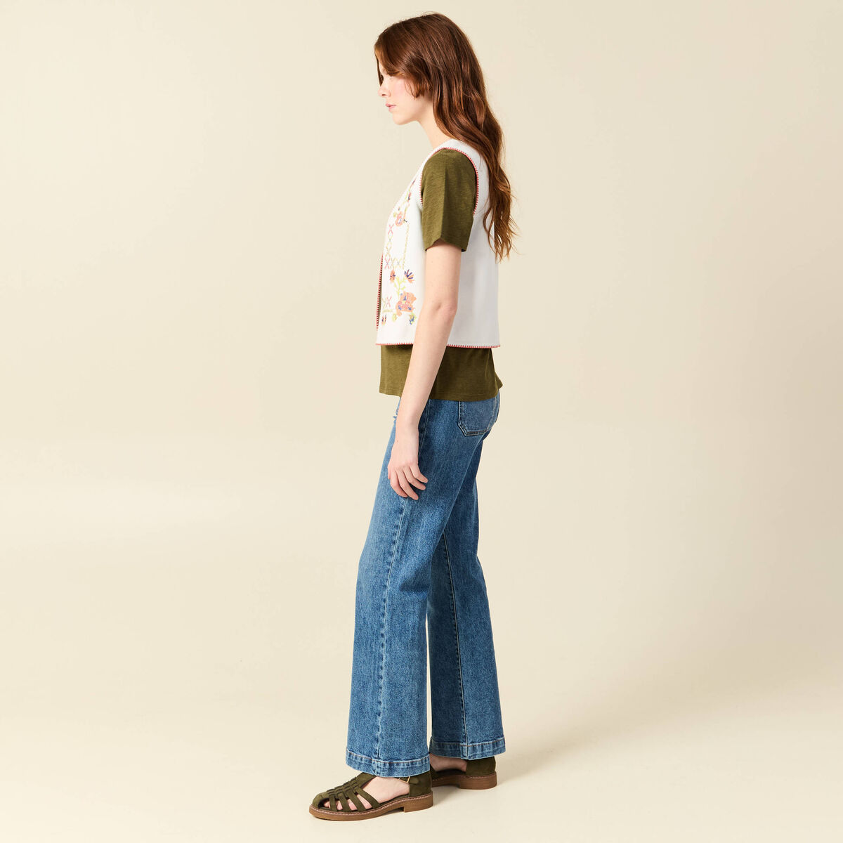Cardigan droit court brod&eacute; sans manches ecru femme