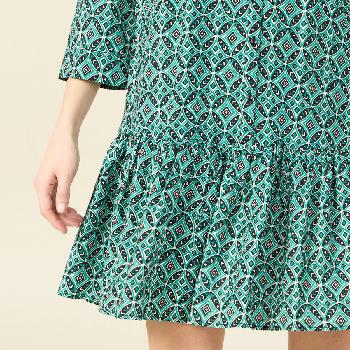 Robe courte &eacute;vas&eacute;e manches longues vert femme