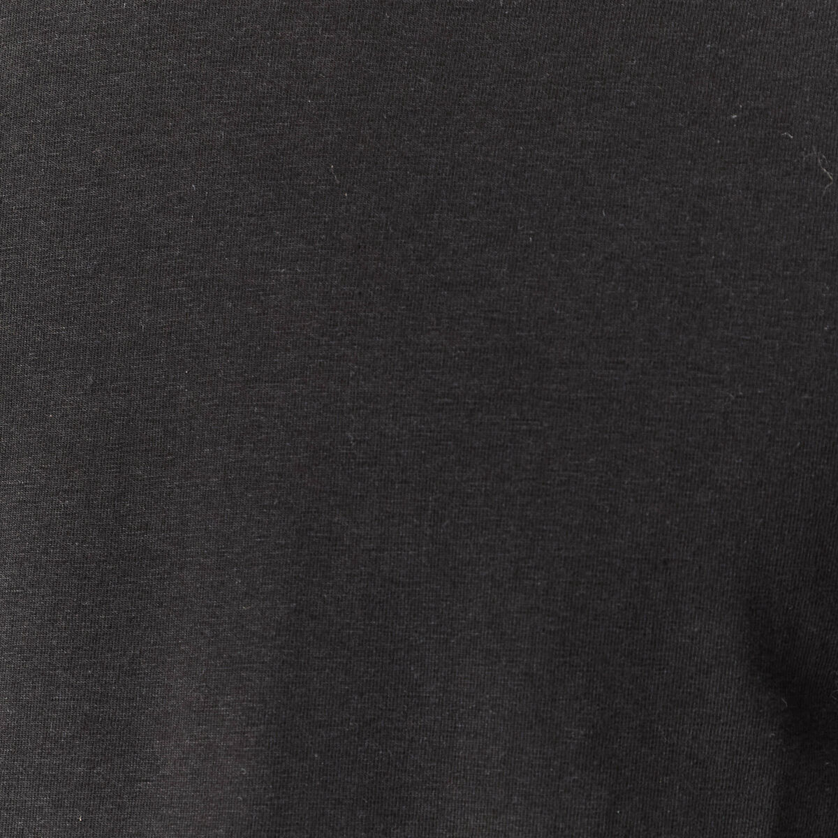 T-shirt ajust&eacute; col v manches courtes noir homme