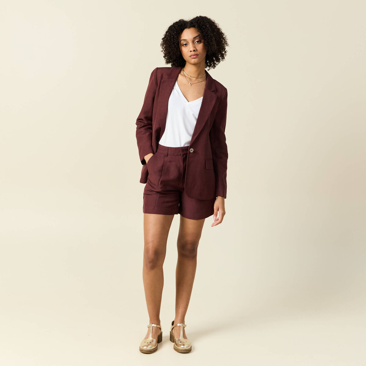 Short droit avec pinces bordeaux femme
