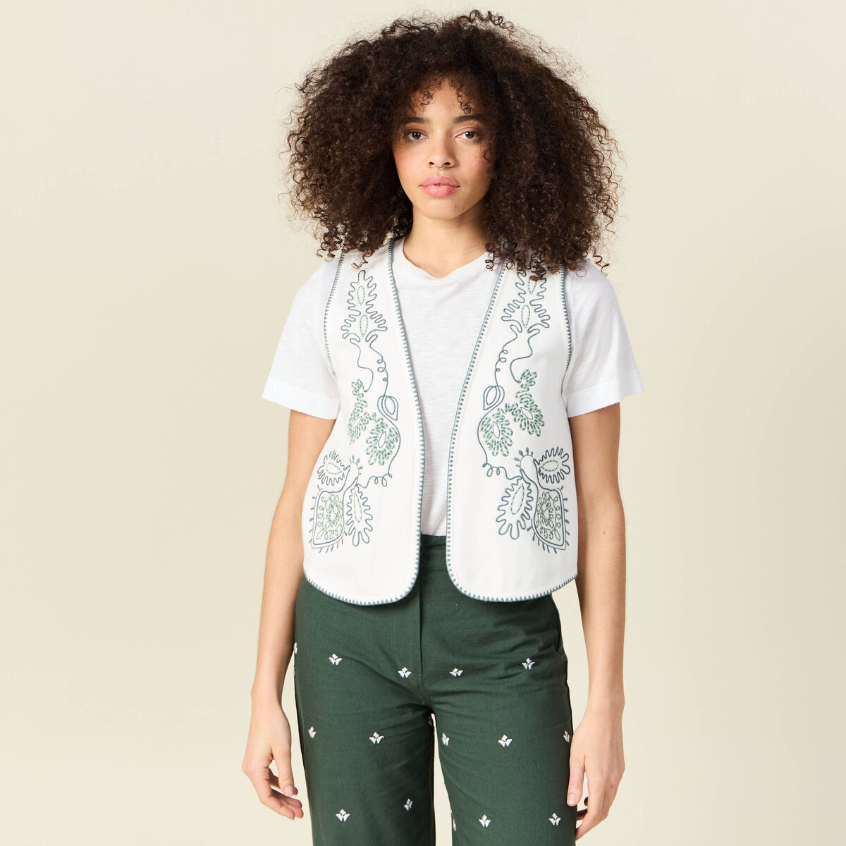 Gilet sans manches brodé ecru femme
