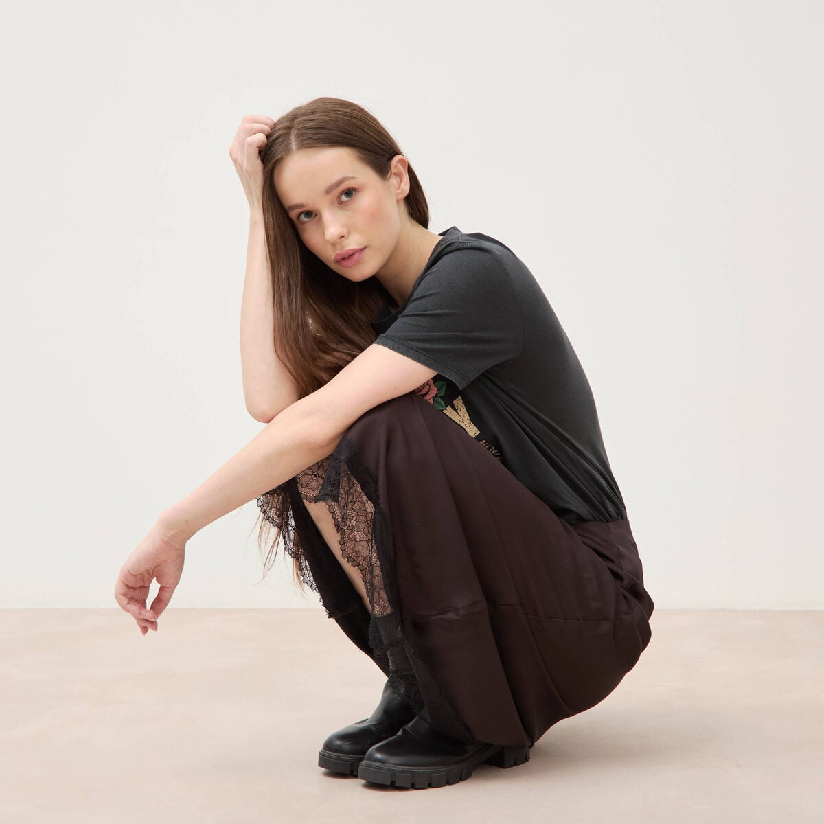 Jupe droite longue satin&eacute;e marron fonc&eacute; femme