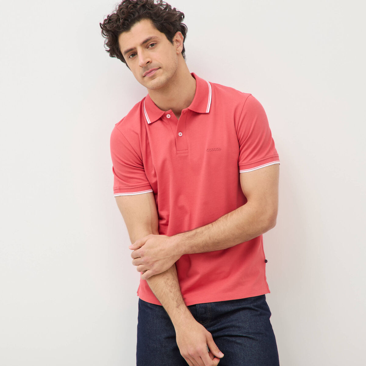 Polo cintr&eacute; en coton manches courtes rouge corail homme