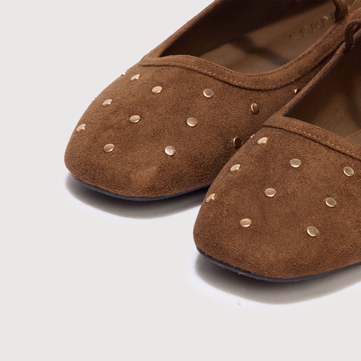 Ballerines avec d&eacute;tails clout&eacute;s marron fonc&eacute; femme