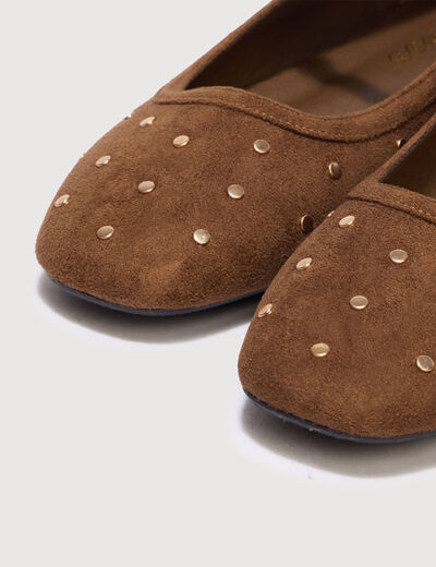Ballerines avec d&eacute;tails clout&eacute;s marron fonc&eacute; femme