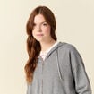 Gilet droit court &agrave; capuche gris clair femme