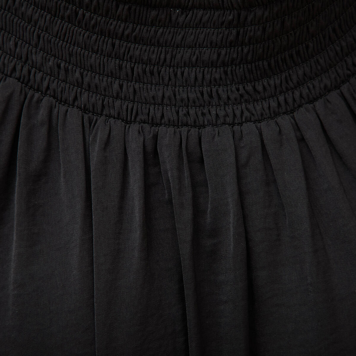 Robe satin&eacute;e bretelles col v noir femme
