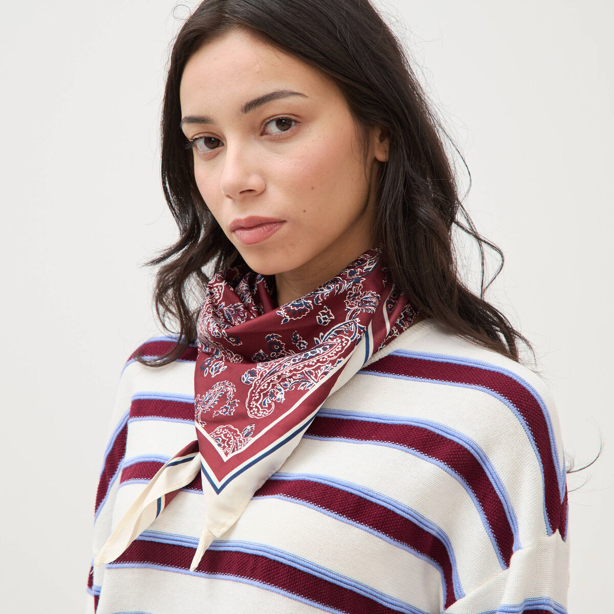 Foulard satin&eacute; bordeaux femme