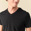T-shirt ajust&eacute; col v manches courtes noir homme