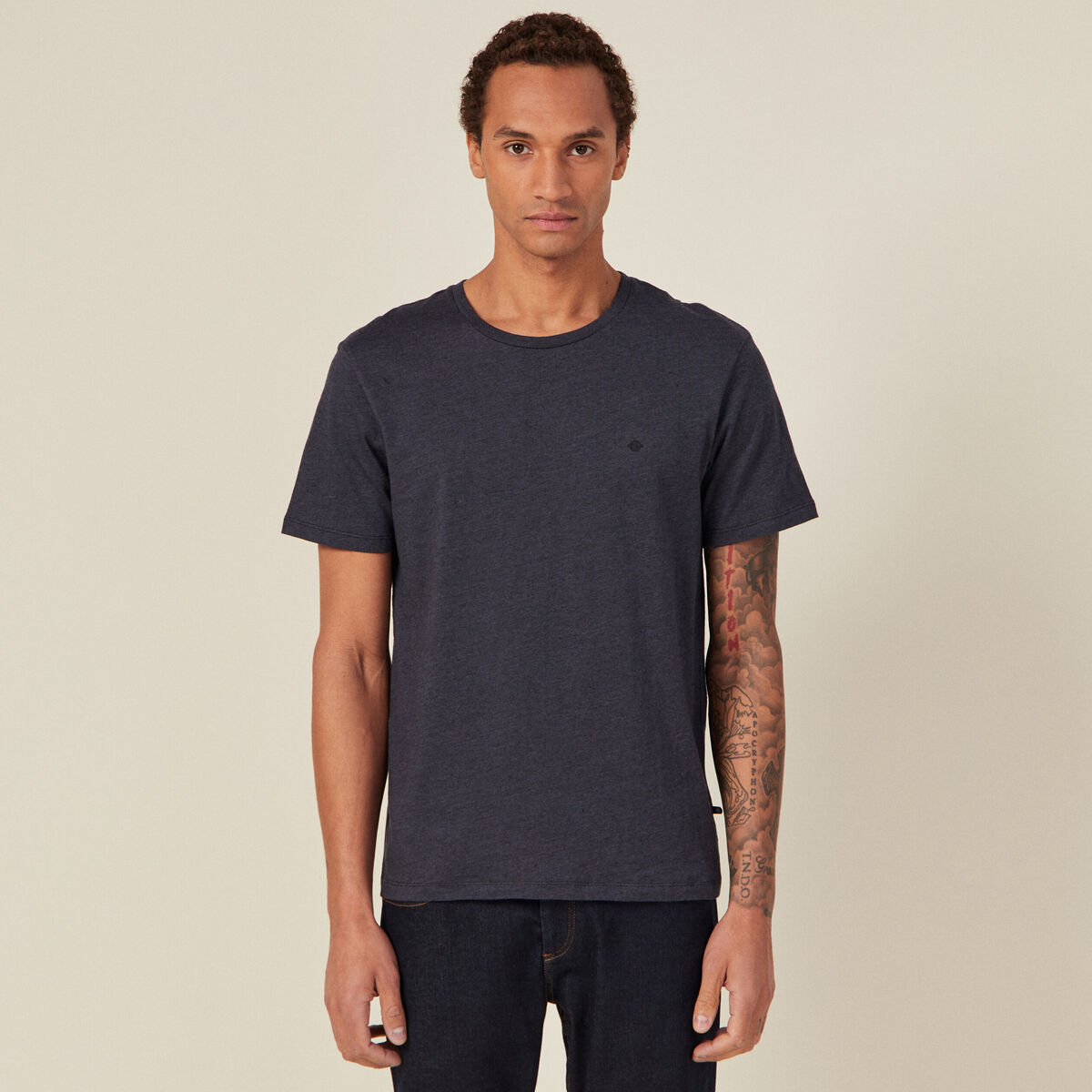 T-shirt cintr&eacute; col rond manches courtes bleu fonc&eacute; homme