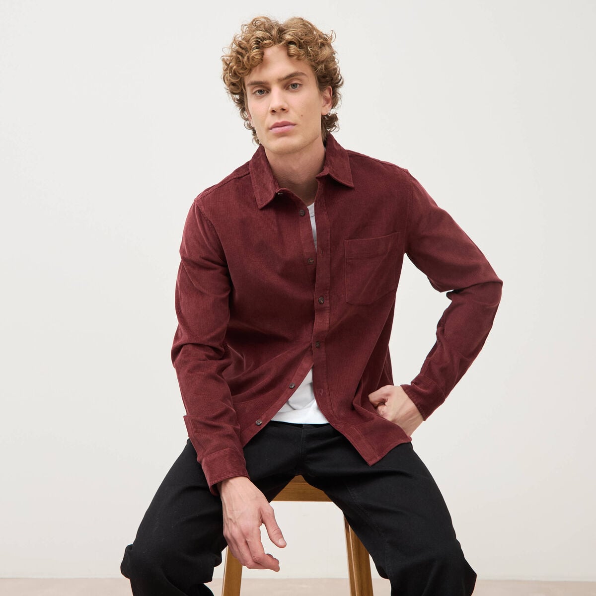 Chemise col classique en velours bordeaux homme