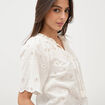 Blouse col v manches 3/4 en coton brod&eacute;e ecru femme