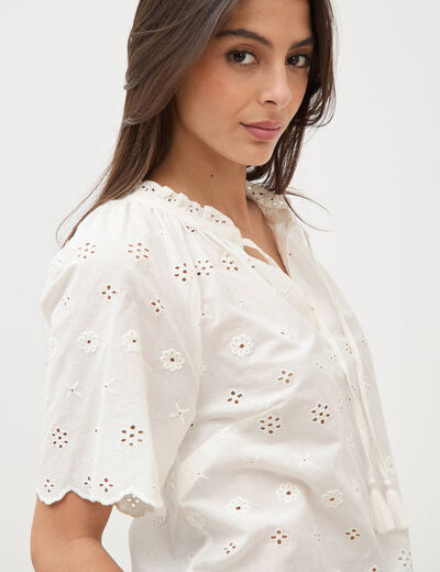 Blouse col v manches 3/4 en coton brod&eacute;e ecru femme