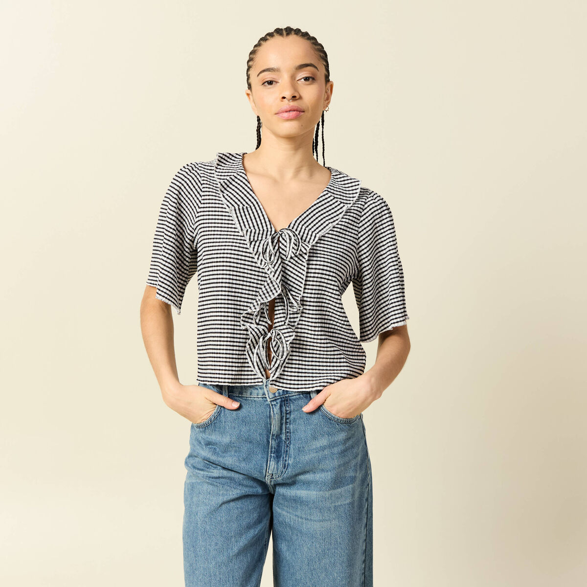 T-shirt col V &agrave; volants manches courtes ecru femme