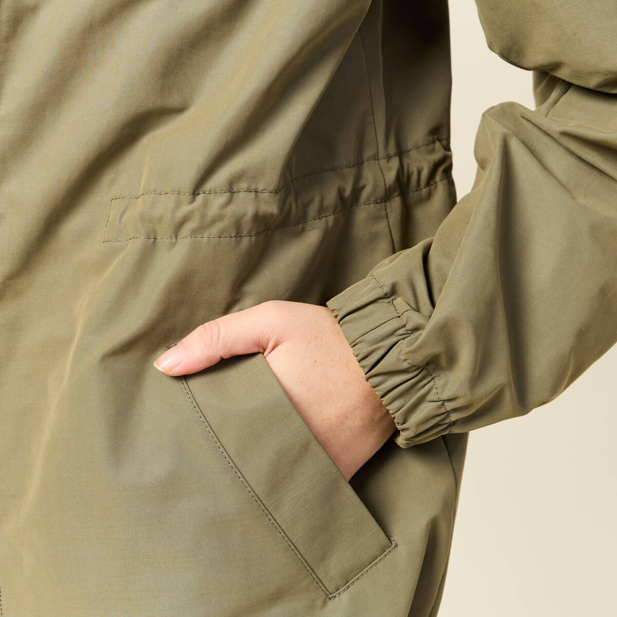 Parka longue droite d&eacute;perlante &agrave; capuche vert kaki femme