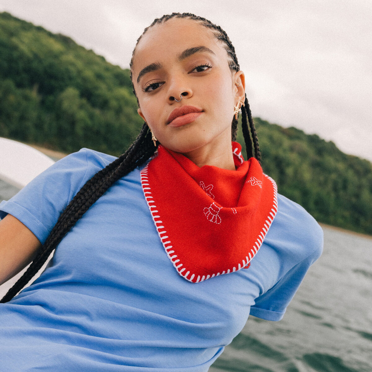 Foulard brod&eacute; rouge femme