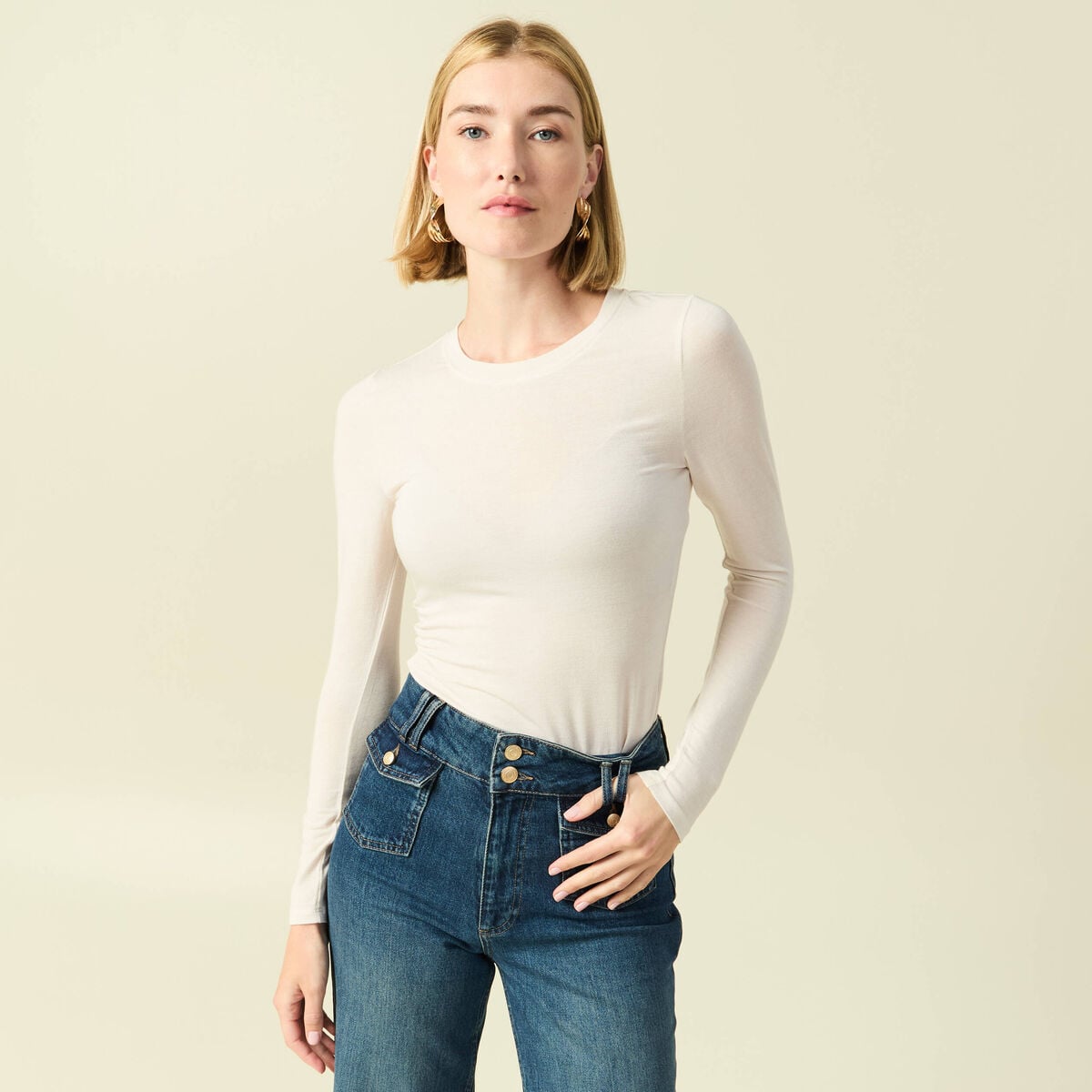 T-shirt cintr&eacute; manches longues col rond creme femme