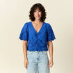 Blouse manches courtes brodée bleu electrique femme