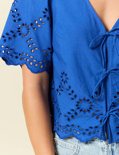 Blouse manches courtes brodée bleu electrique femme