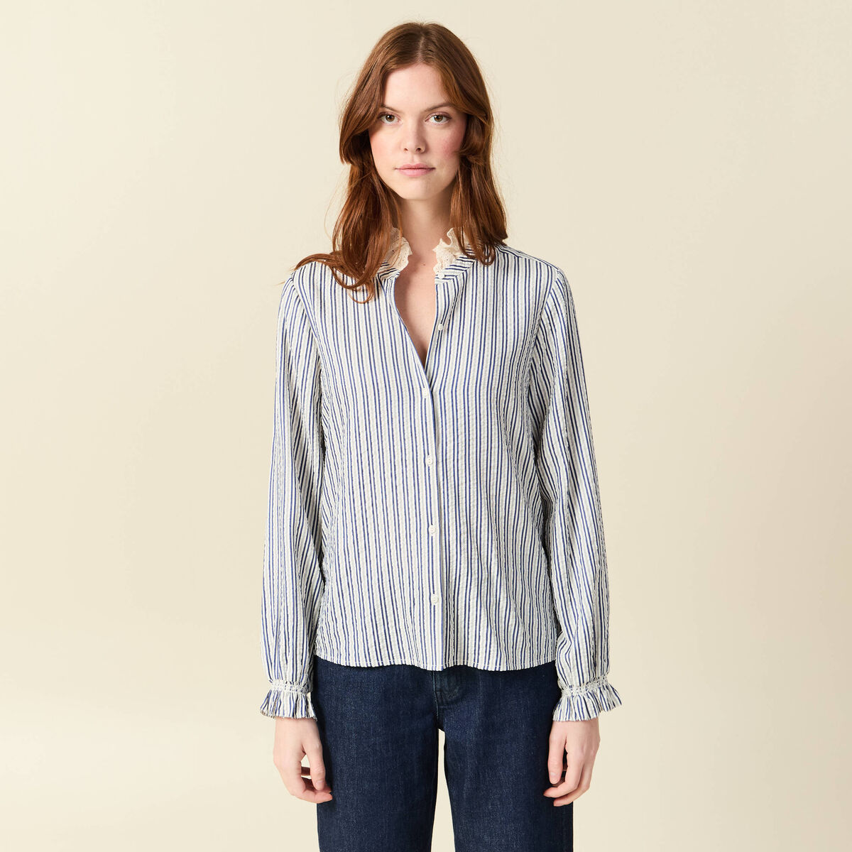 Chemise cintr&eacute;e col montant brod&eacute;e blanc femme