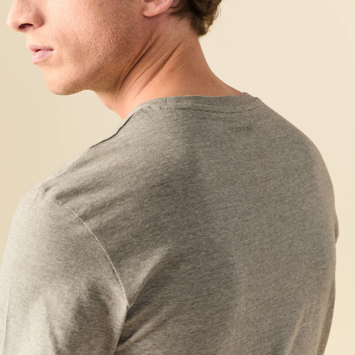 T-shirt cintr&eacute; col rond manches courtes taupe homme
