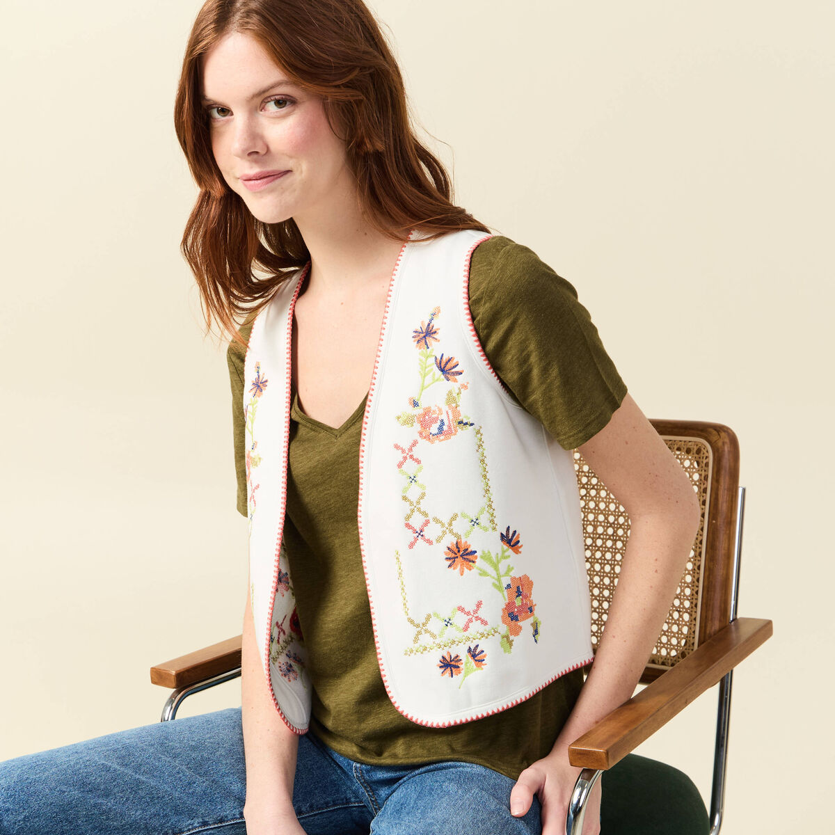 Cardigan droit court brod&eacute; sans manches ecru femme