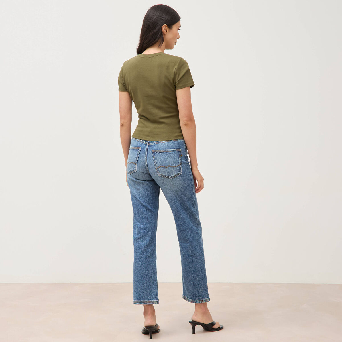 T-shirt ajust&eacute; col rond manches courtes vert olive femme