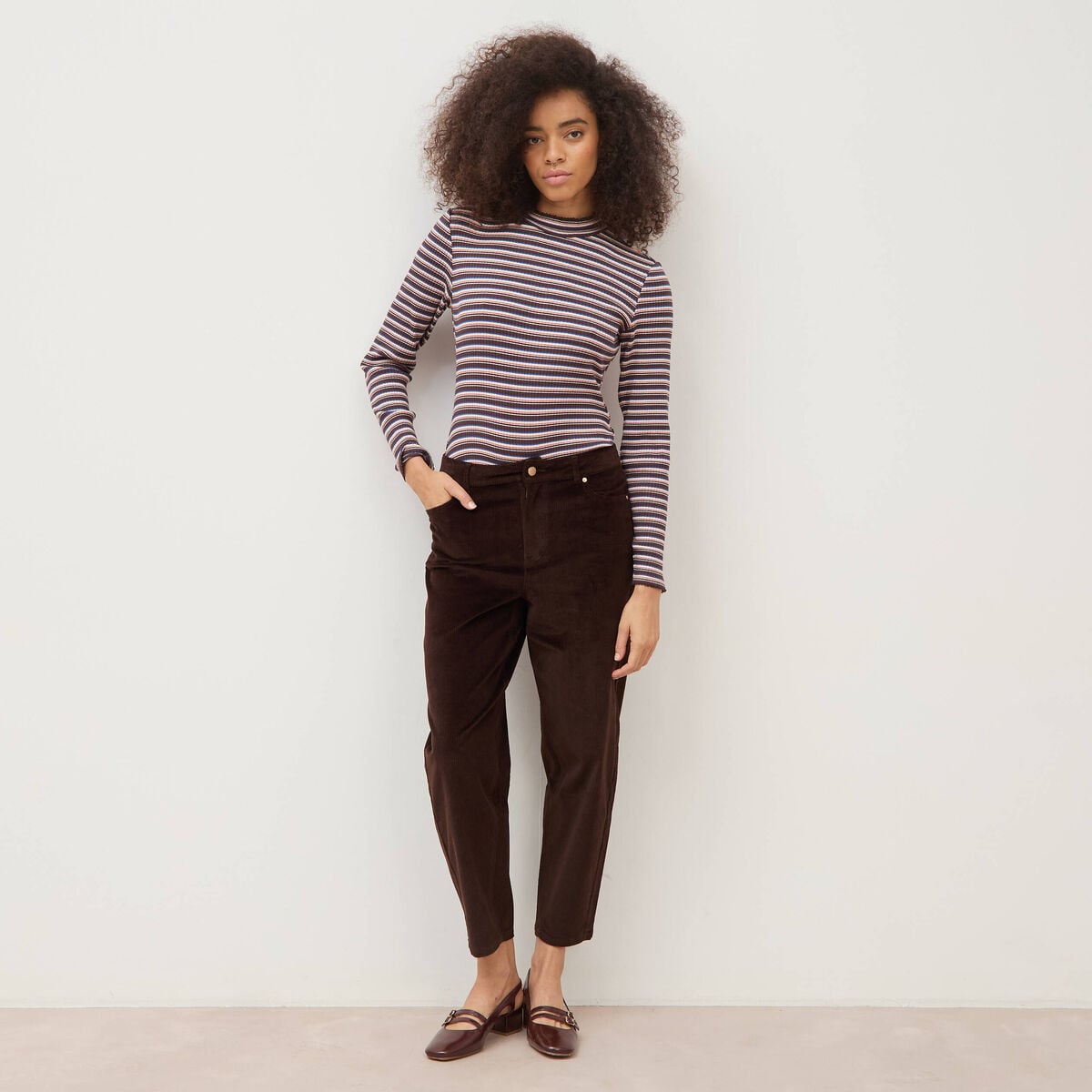 Pantalon taille haute velours resserr&eacute; marron femme