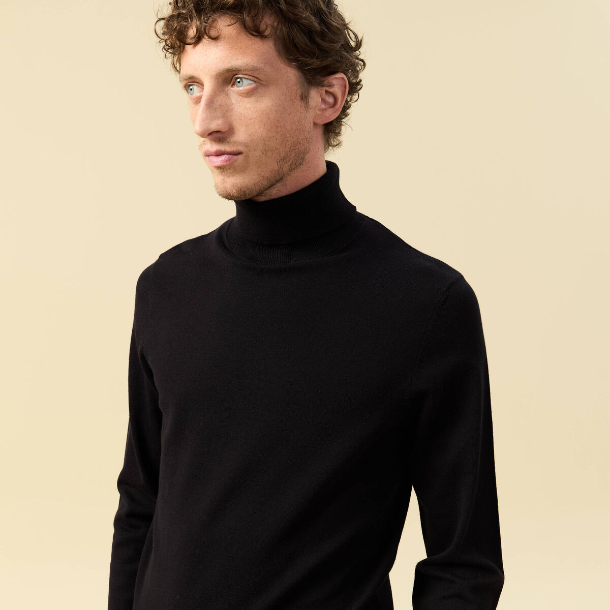 Pull droit court manches longues noir homme