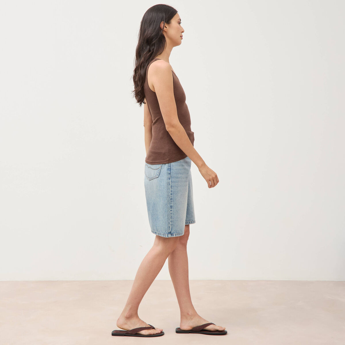 D&eacute;bardeur cintr&eacute; d&eacute;collet&eacute; sans manches marron femme