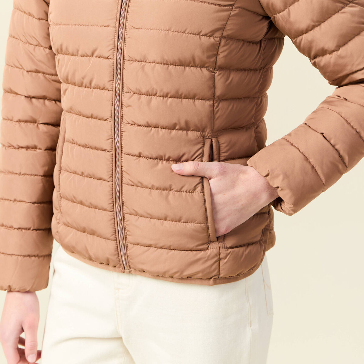Doudoune ajust&eacute;e mi-longue &agrave; capuche marron clair femme