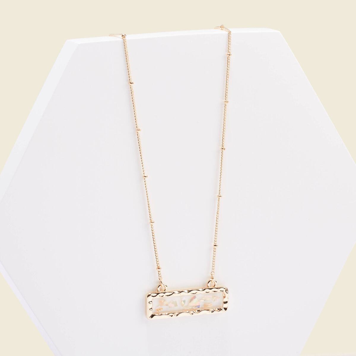 Collier pendentif en résine couleur or femme