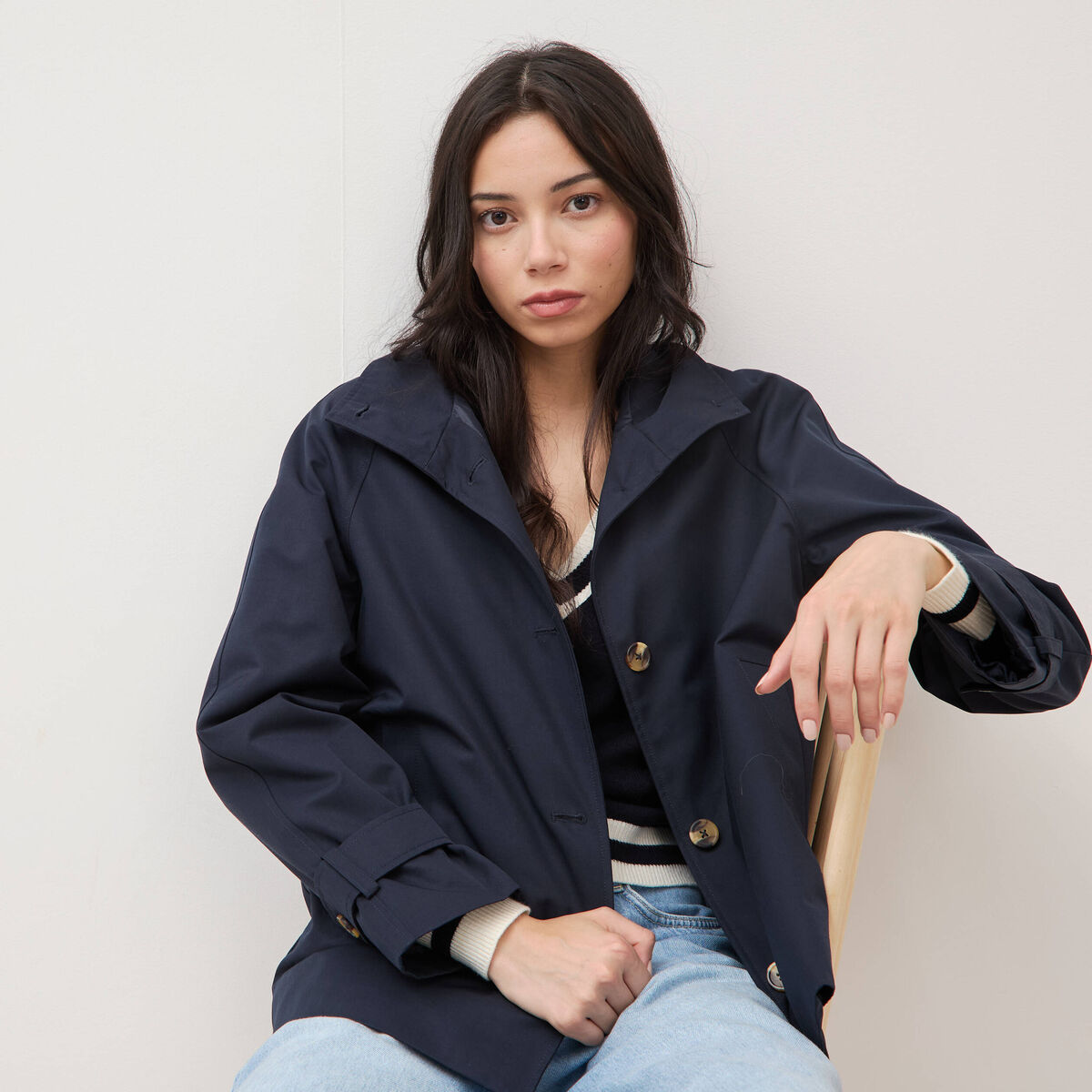 Trench droit court col montant bleu fonc&eacute; femme