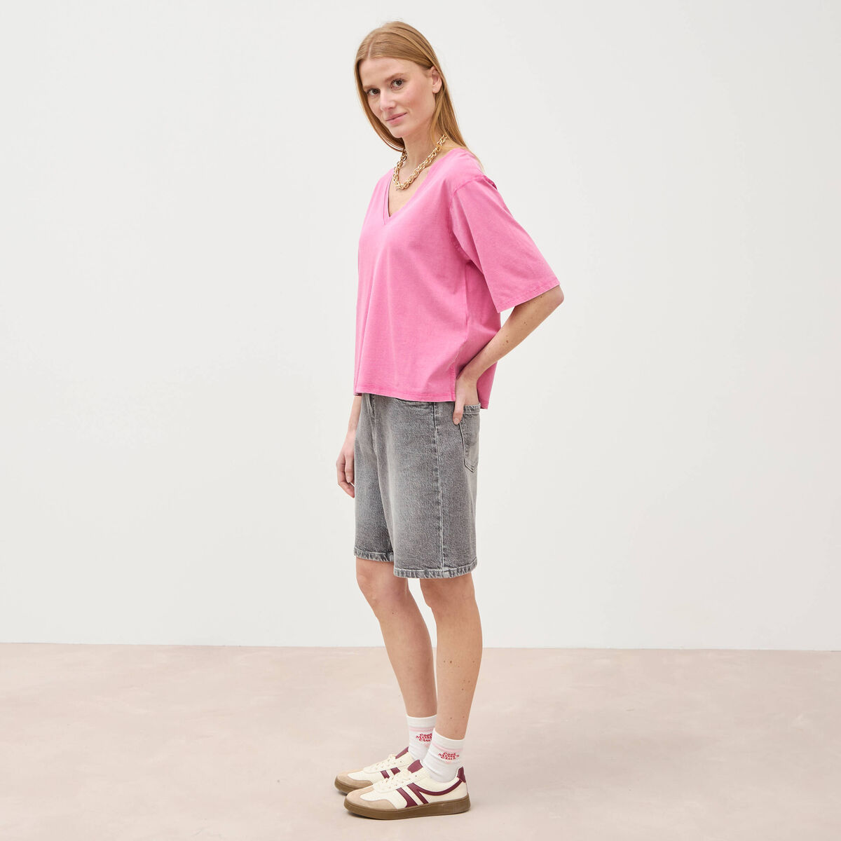 T-shirt col v manches courtes en coton rose framboise femme