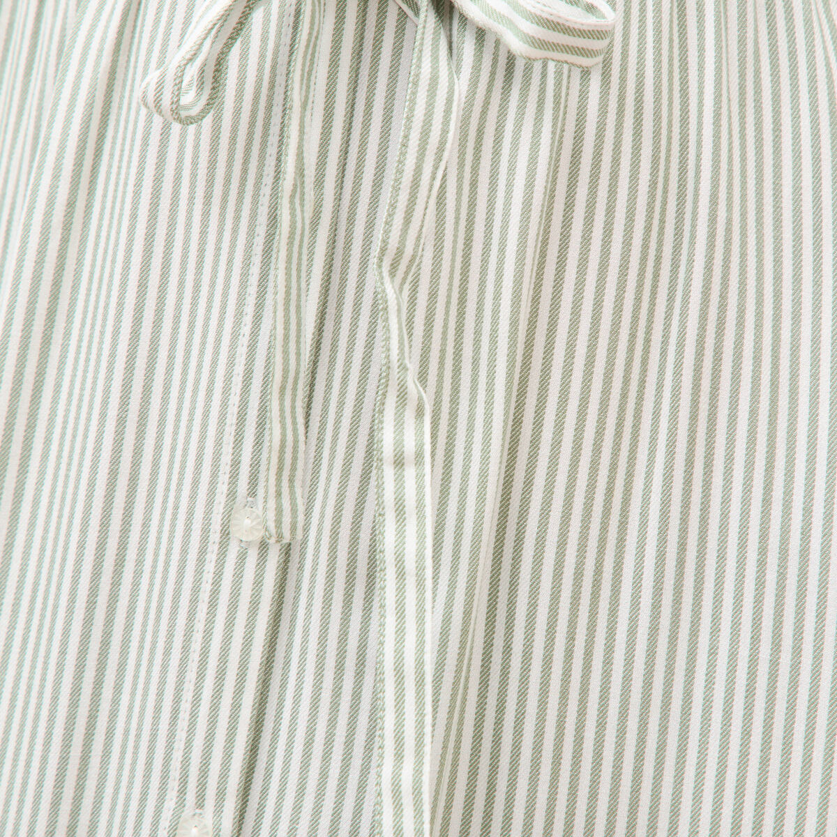 Robe longue &eacute;vas&eacute;e ceintur&eacute;e vert olive femme
