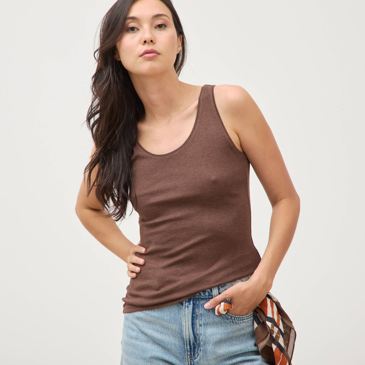 D&eacute;bardeur cintr&eacute; d&eacute;collet&eacute; sans manches marron femme