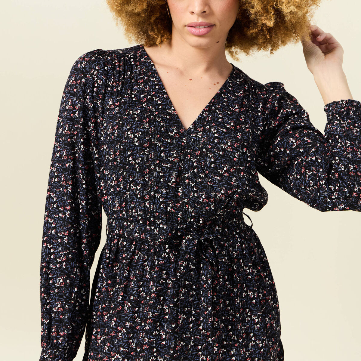 Robe droite courte col v manches longues noir femme