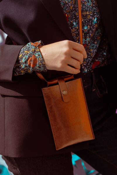 Pochette de téléphone irisée marron cognac femme