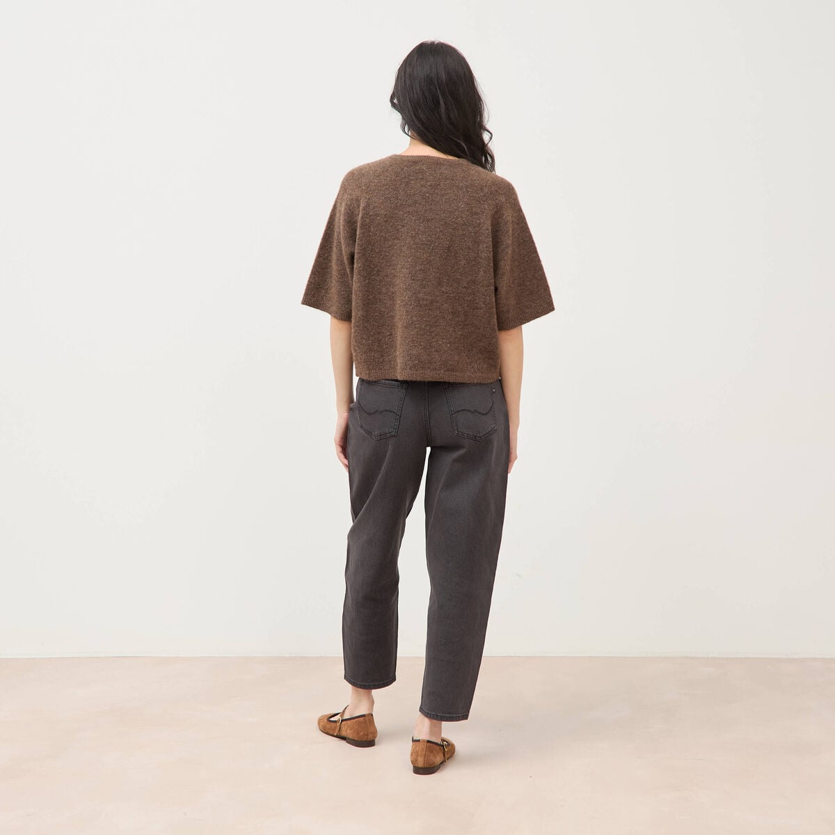 Pull droit court col v manches courtes marron femme