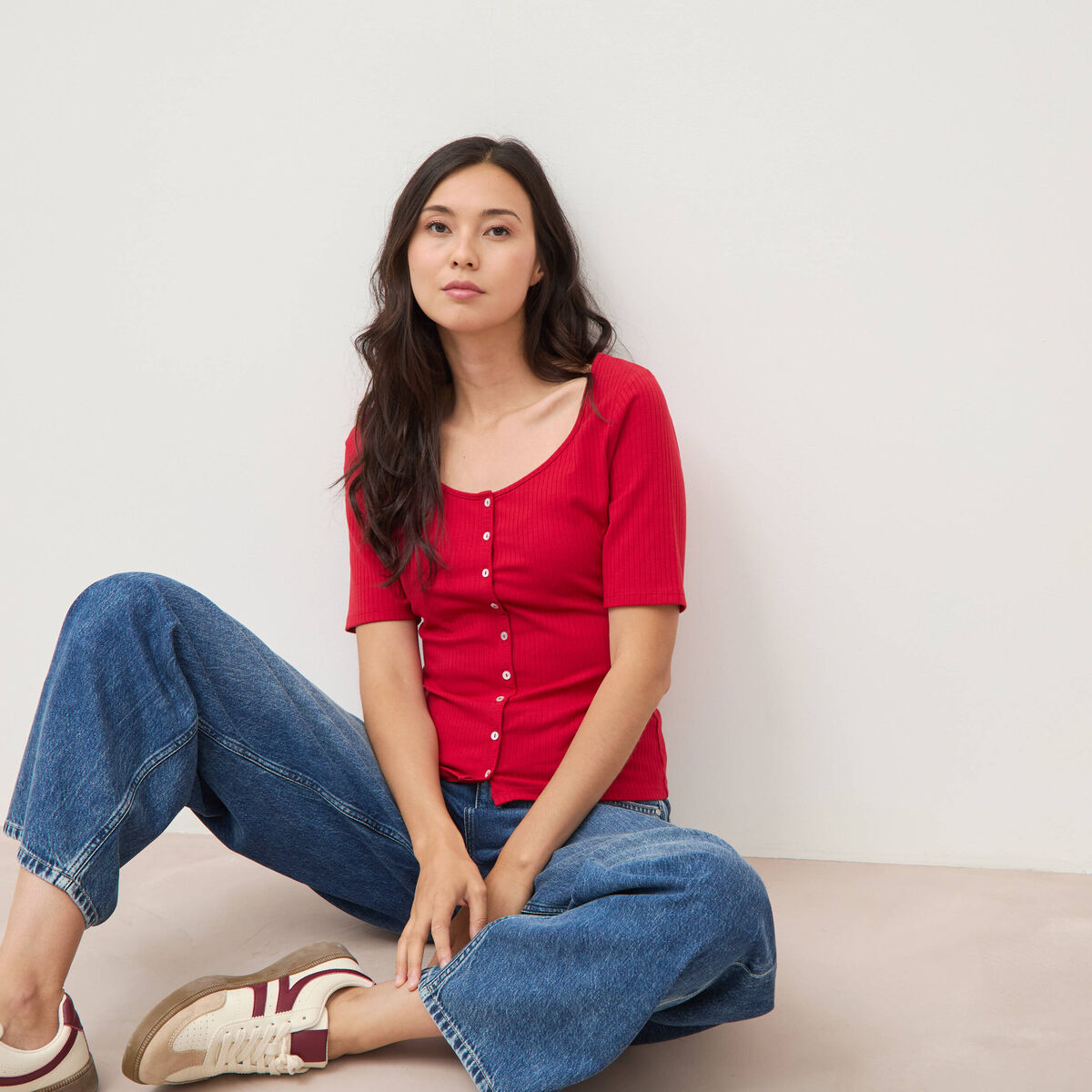 T-shirt c&ocirc;tel&eacute; ajust&eacute; manches courtes rouge femme