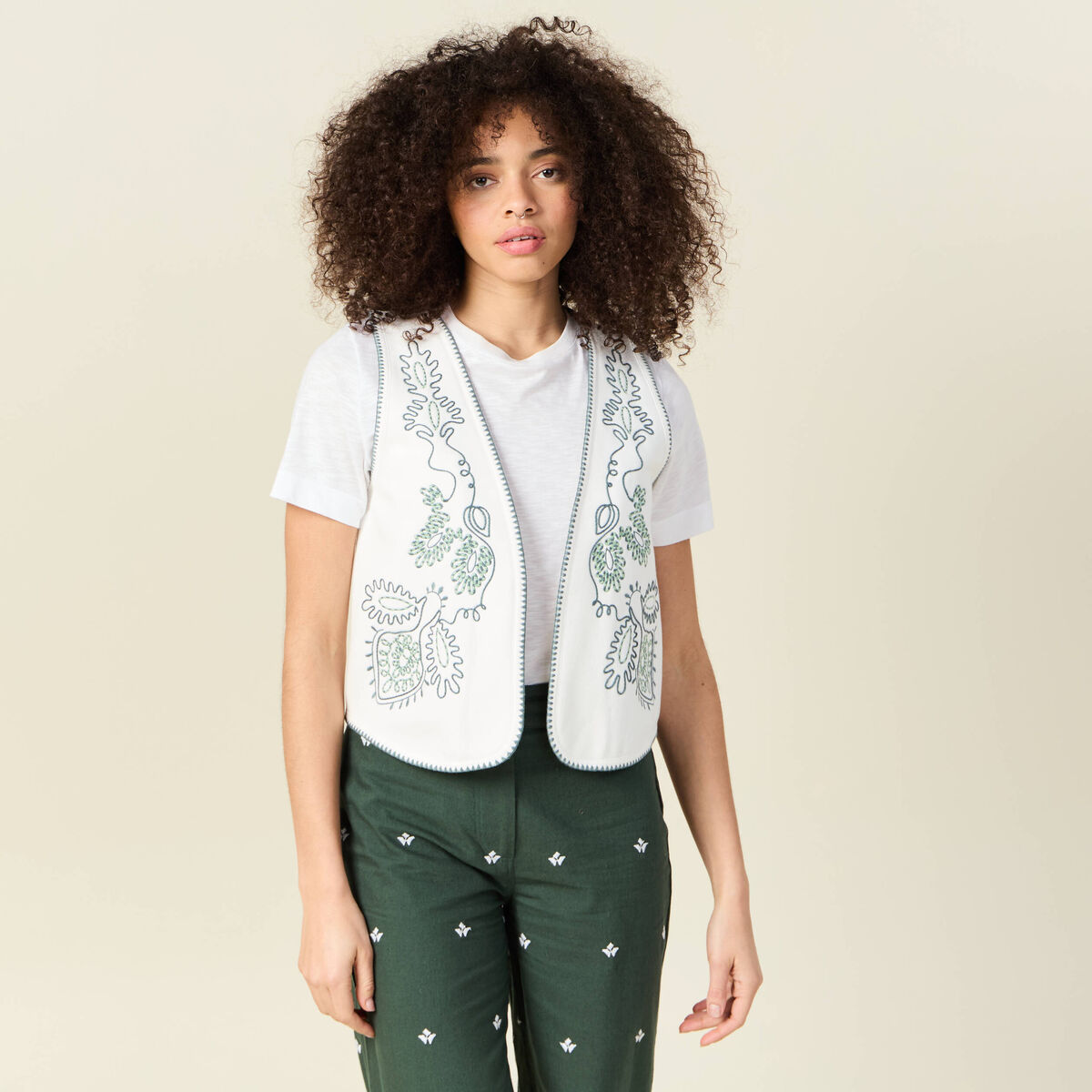 Gilet sans manches brodé ecru femme