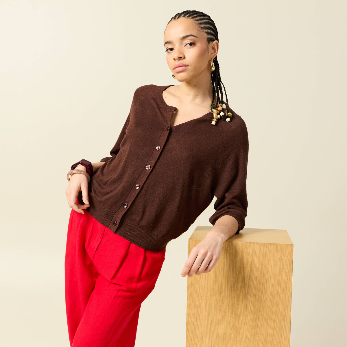 Gilet droit court manches longues marron fonc&eacute; femme