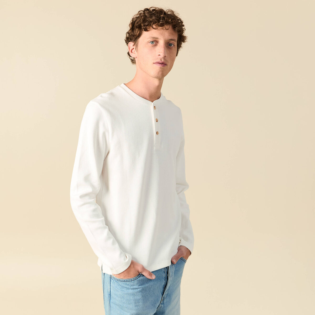 T-shirt cintr&eacute; en coton manches longues ecru homme