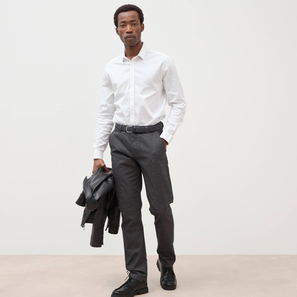 Pantalon chino avec ceinture gris fonc&eacute; homme