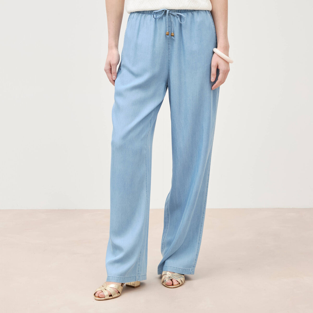Jeans taille &eacute;lastique coupe droite denim bleach femme