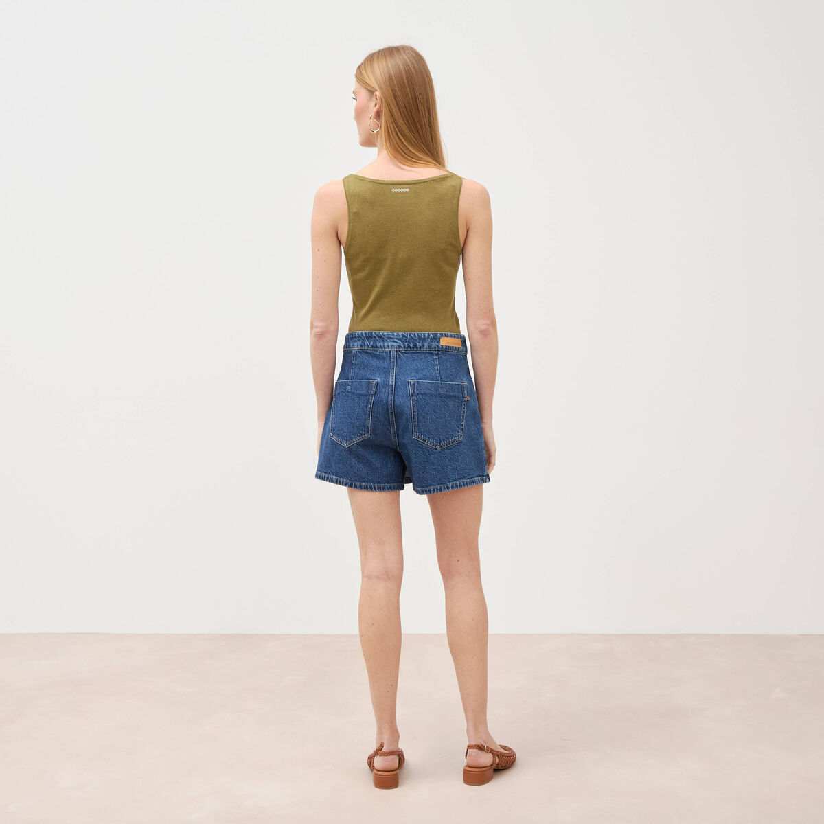 D&eacute;bardeur cintr&eacute; d&eacute;collet&eacute; sans manches vert kaki femme